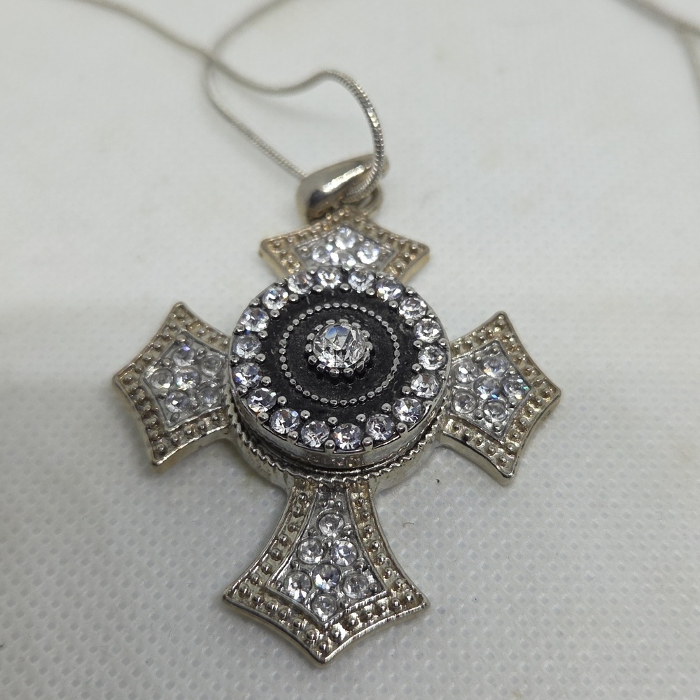 Diamond Cross Pendant & Necklace